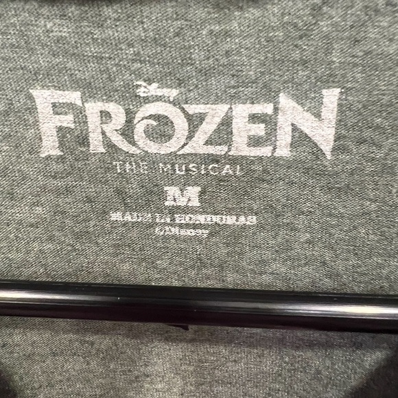 BAG159. Disney FRZN 5280, ARENDELLE, FROZEN. T SHIRT. BROADWAY MUSICAL UNISEX M - Picture 2 of 2